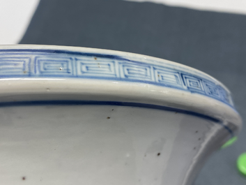 Un vase de forme poireau en porcelaine de Chine en bleu et blanc &agrave; d&eacute;cor d'immortels, Kangxi